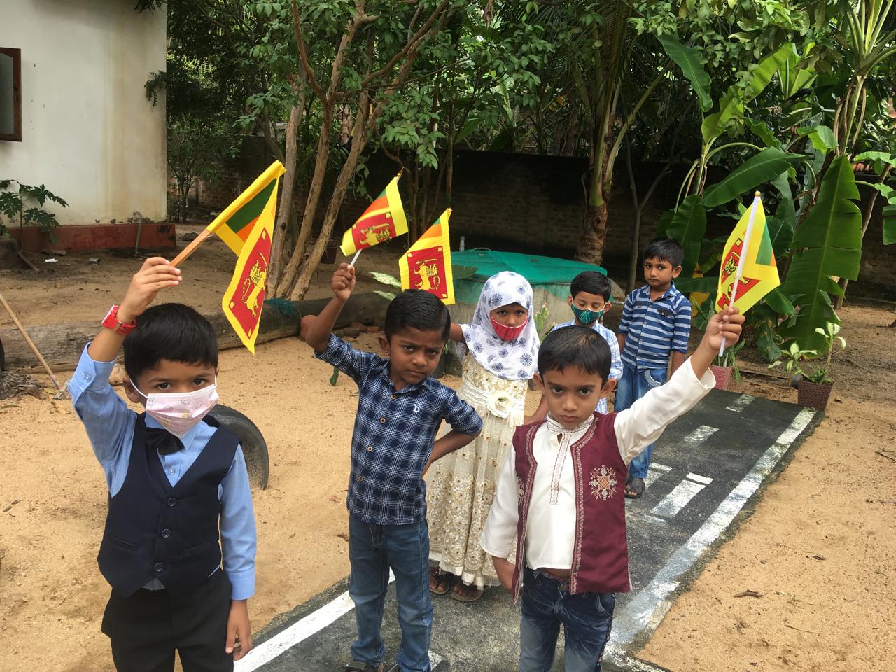 Vorschulkinder mit sri-lankischen Nationalflaggen bei einer Aktivität zum Unabhängigkeitstag in Pottuvil.