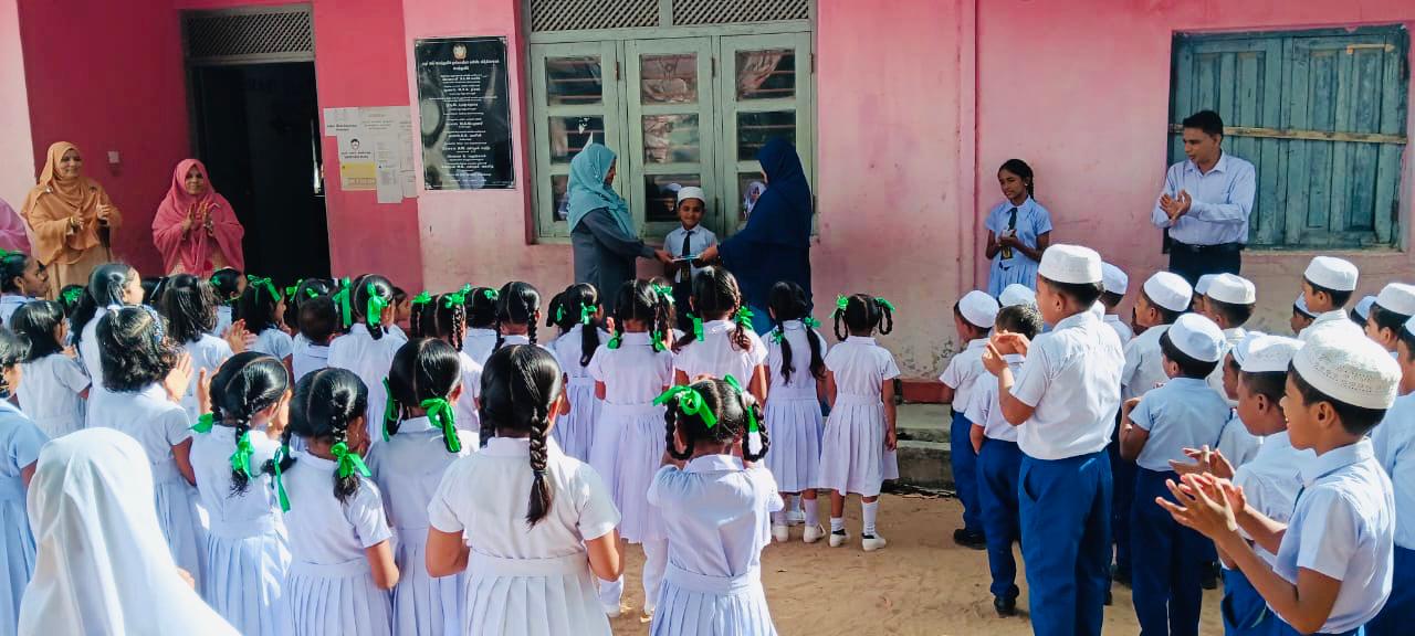 Élèves réunis lors d’une activité de soutien éducatif de Noor Mohamed Foundation à Pottuvil.