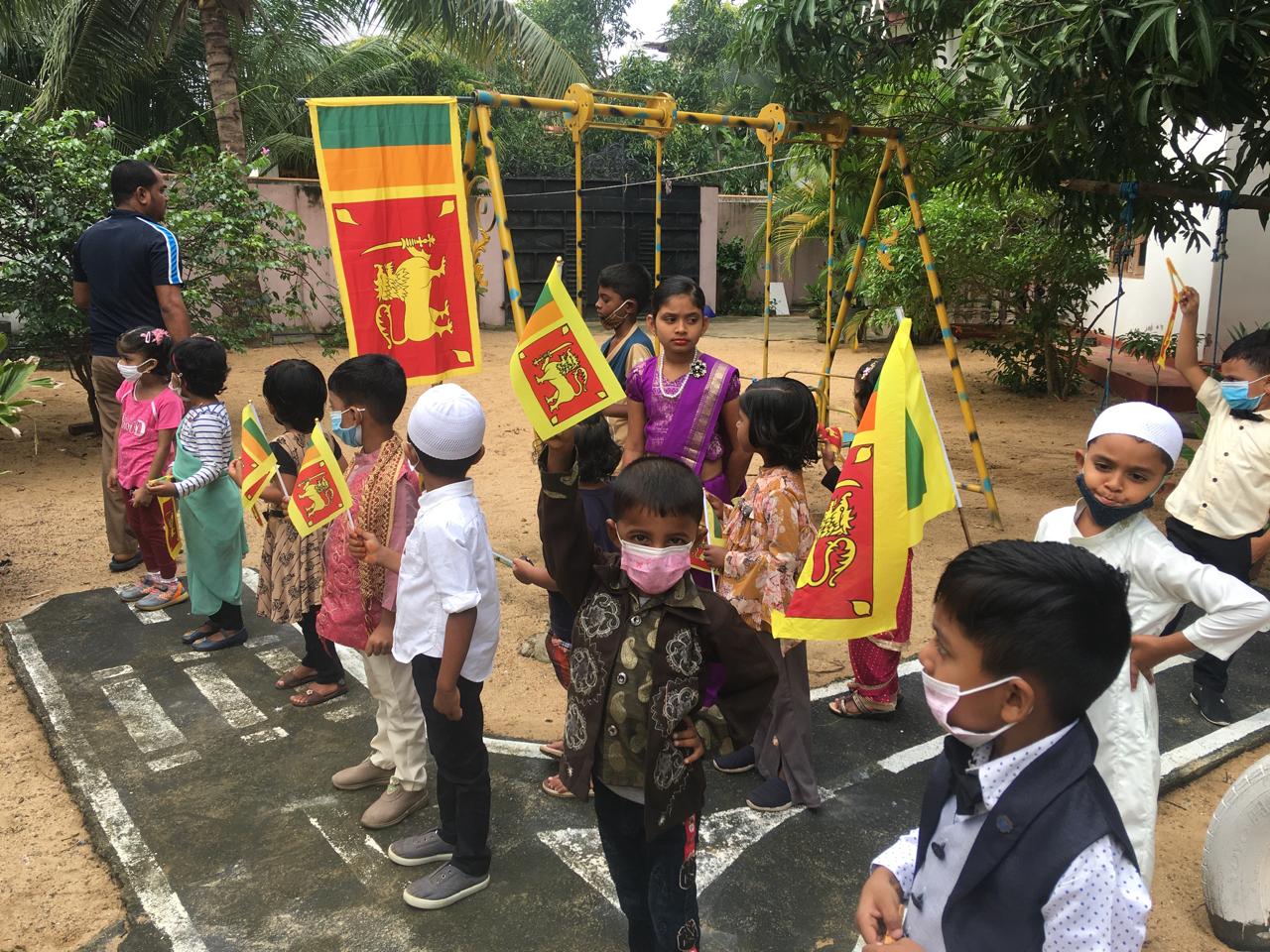 Vorschulkinder mit sri-lankischen Nationalflaggen bei einer Aktivität zum Unabhängigkeitstag in Pottuvil.