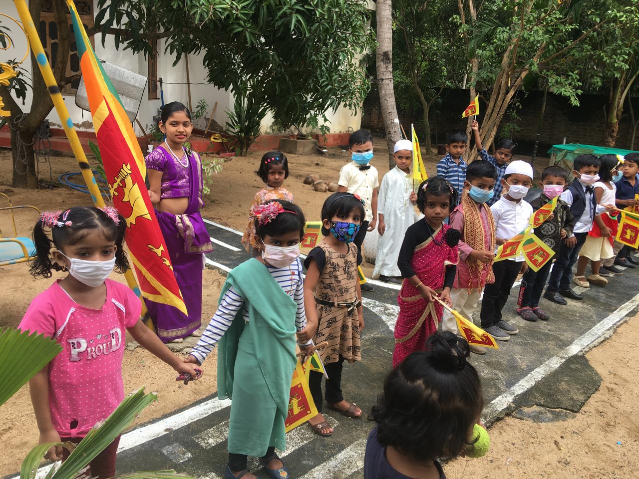 Vorschulkinder mit sri-lankischen Nationalflaggen bei einer Aktivität zum Unabhängigkeitstag in Pottuvil.